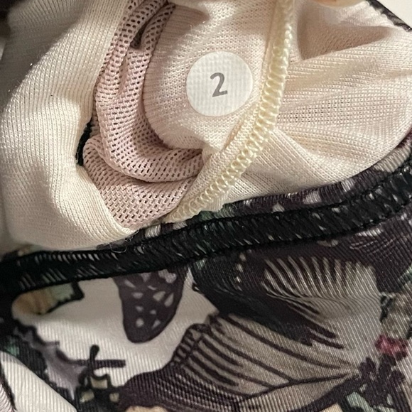 Lululemon Women’s Super Sport Striped Butterfly Print Tank Top Size 2 Athletic - Picture 6 of 6